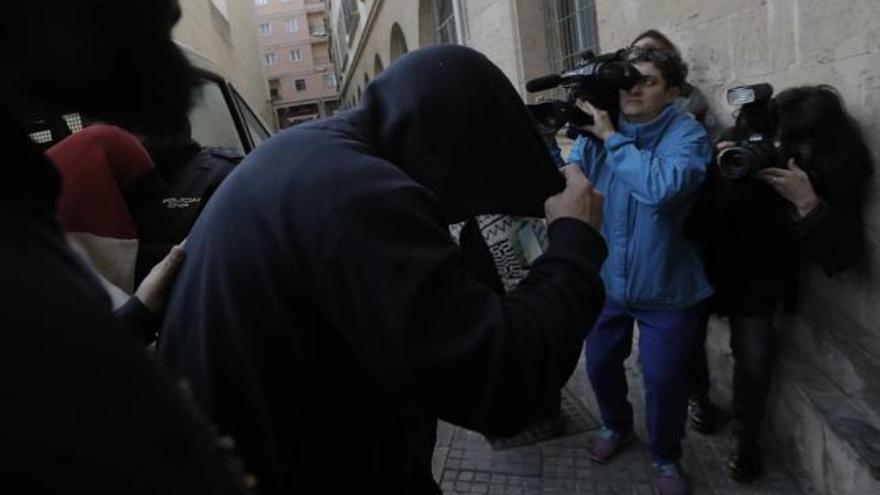 El acusado cuando pasó a disposición judicial.