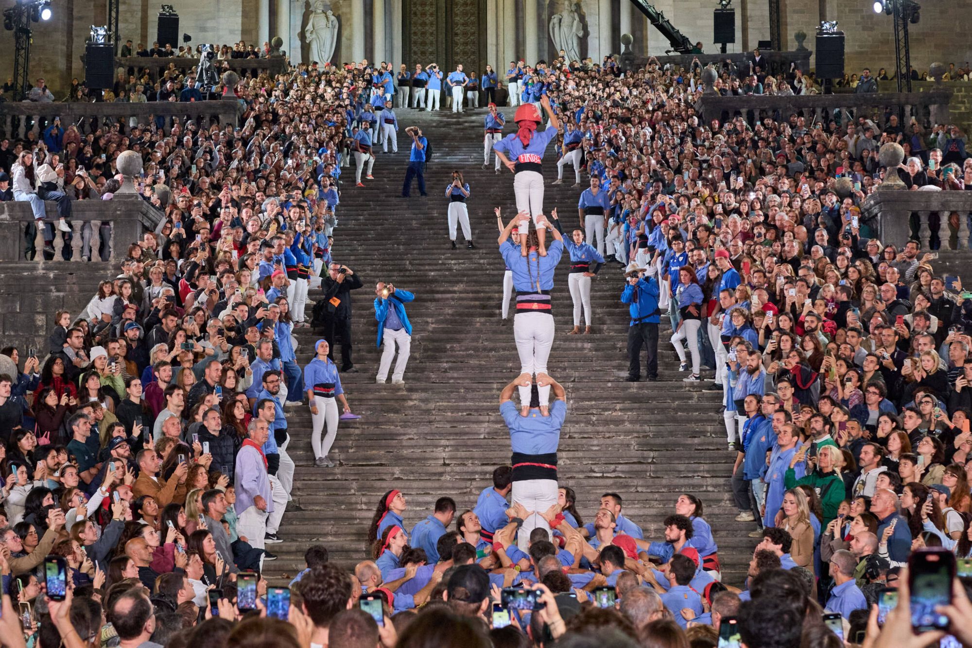Les imatges de la pujada del pilar de 4 a les escales de la Catedral