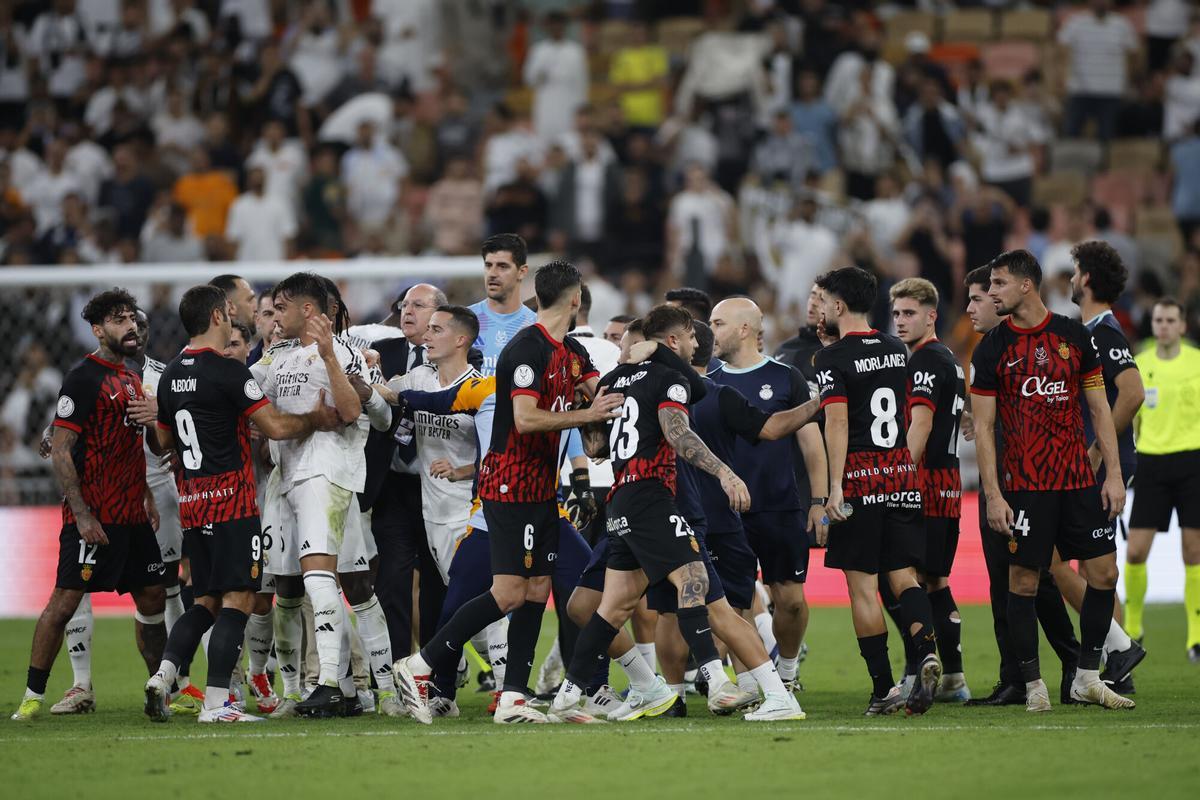Jugadores de ambos equipos discuten tras el partido de semifinales de la Supercopa de España de fútbol entre el Real Madrid y el RCD Mallorca, este jueves en Yeda.