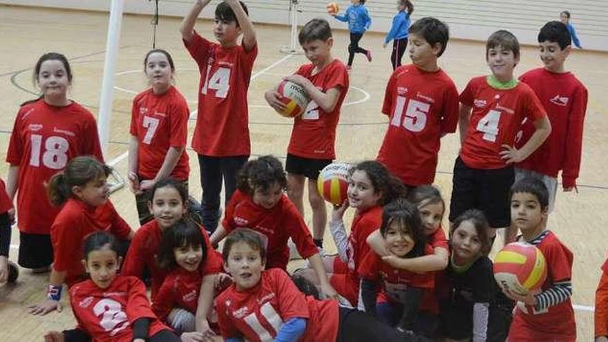 Un grupo de jugadores del CV San Martiño participantes en la primera jornada del Xogade, en el pabellón universitario. // FdV