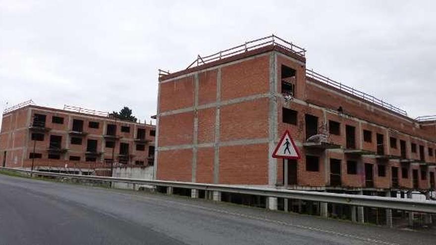 URBANIZACIÓN EN O VIEIRO. Nós. Dos edificios de sótano y tres pisos que la promotora preveía de uso hotelero. Parados desde hace años. / i. r.