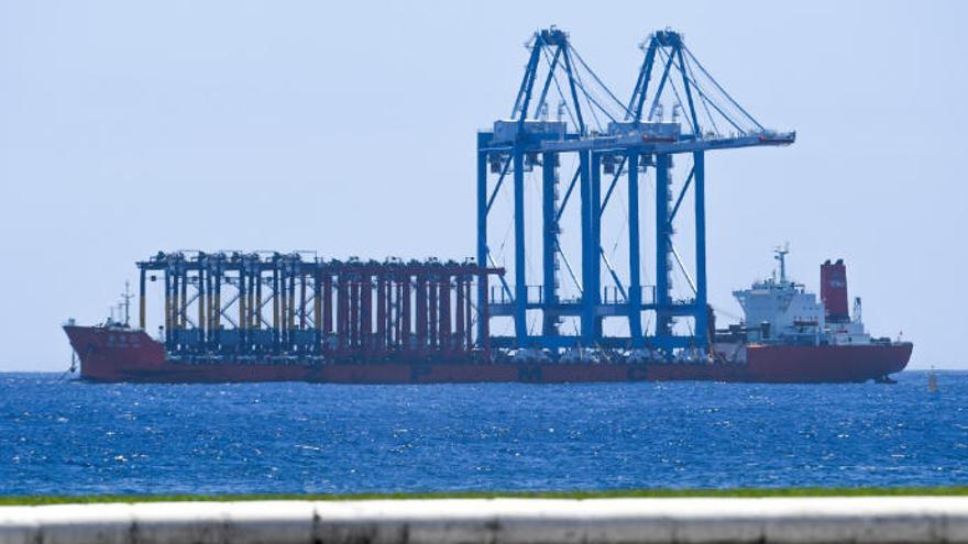 Un barco hecho para transportar grúas gigantes