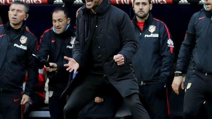 Simeone da instrucciones durante el derbi. // Efe