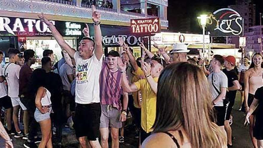 Turistas de juerga en Magaluf.