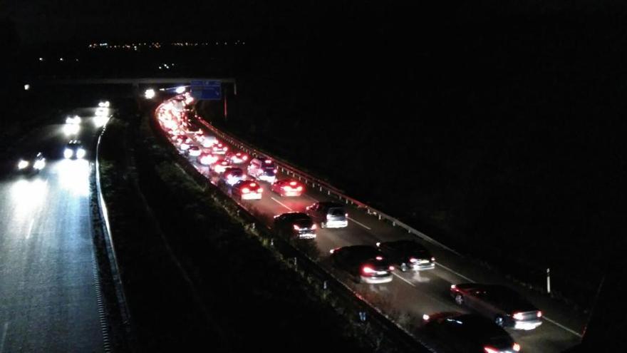 Atasco en la autovía del Cantábrico por el accidente múltiple de Corvera.