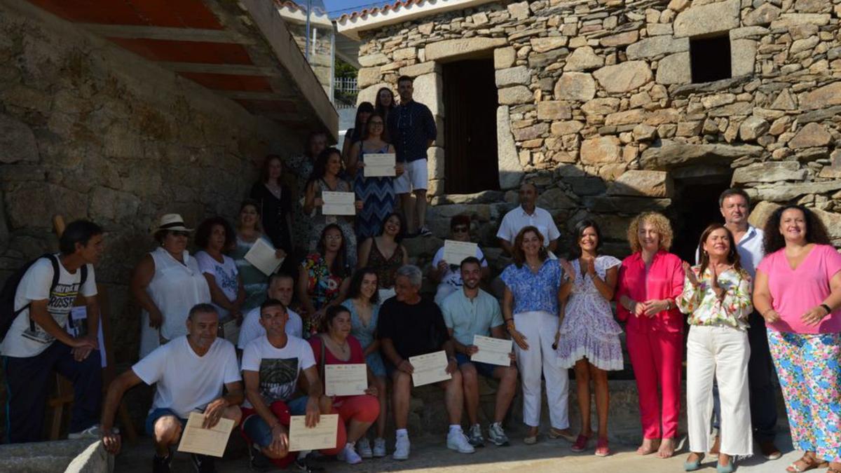 Clausura del obradoiro de empleo frente al molino reformado.   | // D.P.