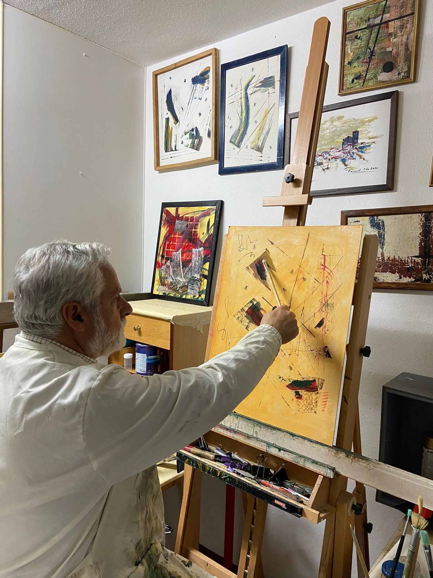 El profesor, investigador y pintor Fernando Cobo Gradín, en su taller.