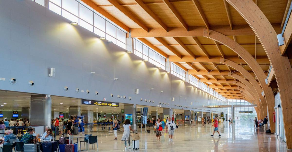 Sobre estas líneas, la reina Sofía en el acto de inauguración oficial del Aeropuerto Internacional Tenerife Sur-Reina Sofía, el 6 de noviembre de 1978. Pocos días antes había empezado a recibir vuelos internacionales. En las otras dos imágenes, la instalación en la actualidad. | e.d. | | E.D.