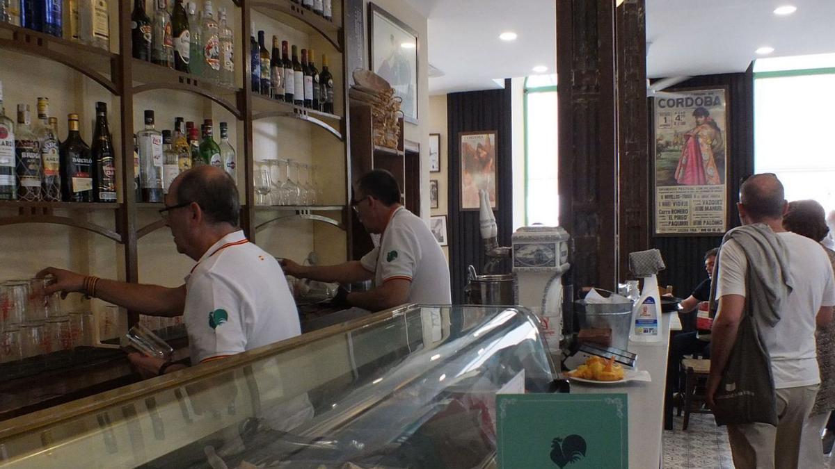 La taberna El Gallo ha reabierto en Claudio Marcelo replicando el ambiente castizo de hace décadas.