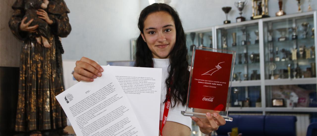 María García-Montoto, ganadora del concurso de redacción de Coca-cola, con su premio.