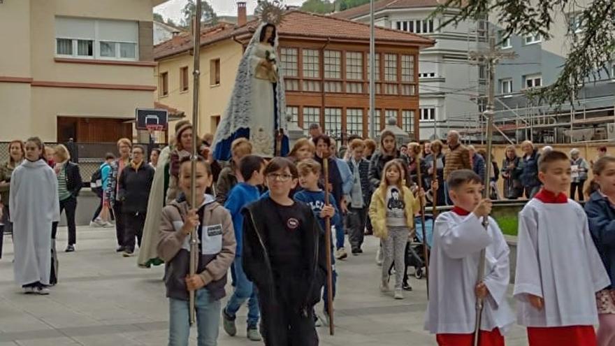 La imagen de la Virgen del Otero, este lunes de procesión en el entorno de la iglesia.