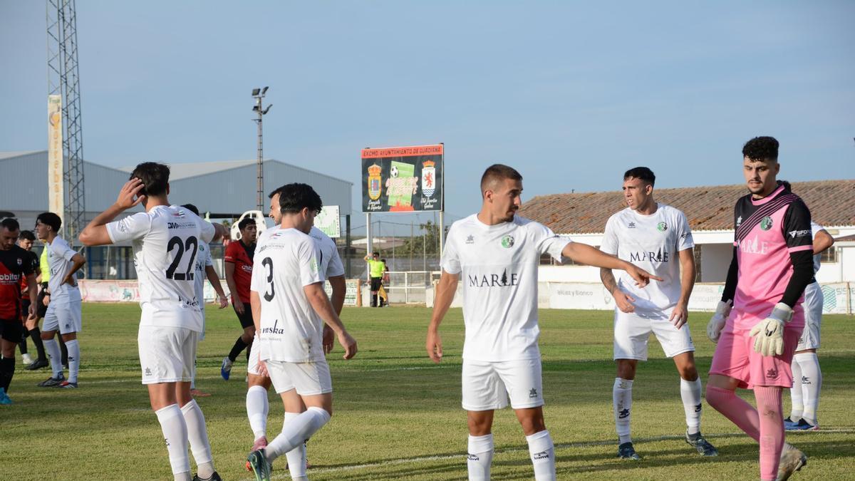Los jugadores del Gévora se ordenan antes de defender un córner en contra.