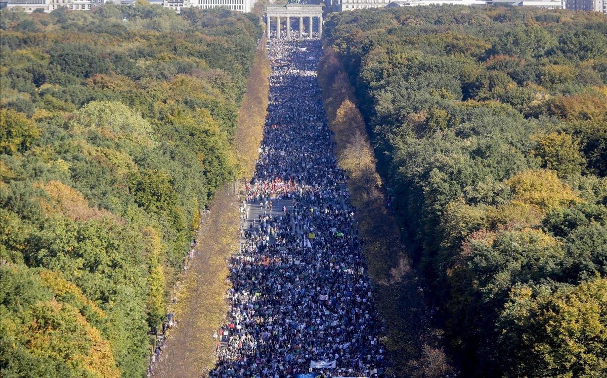 Cientos de miles de personas se manifiestan en Berlín contra el racism