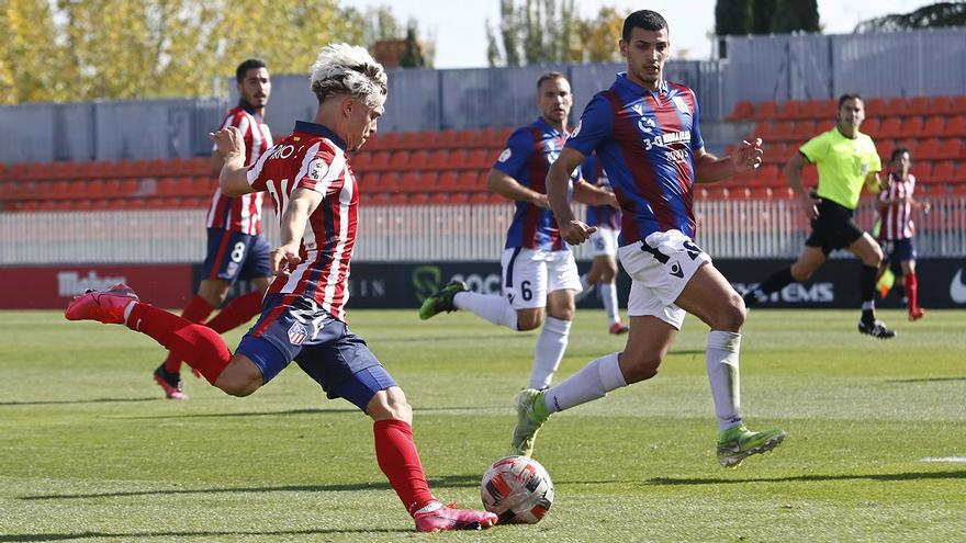 Miquel Jaume presiona a un jugador del Atlético de Madrid B.