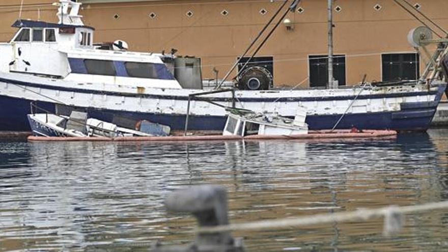 Fischerboot sinkt im Hafen von Palma