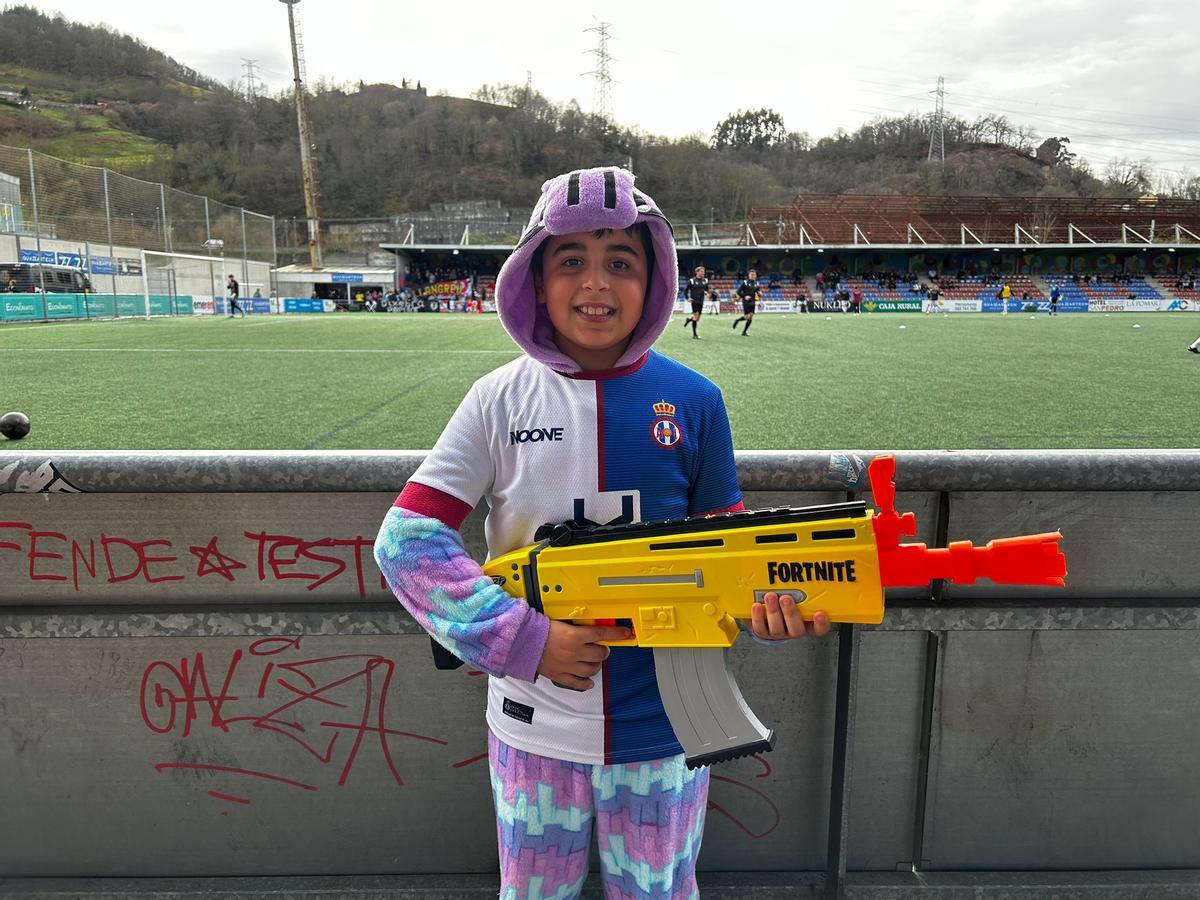 Aficionados del Avilés en Ganzábal durante el Langreo-Avilés