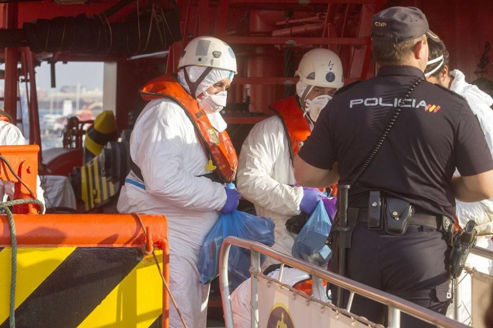 Llegada al puerto de Cartagena de los inmigrantes rescatados en el mar