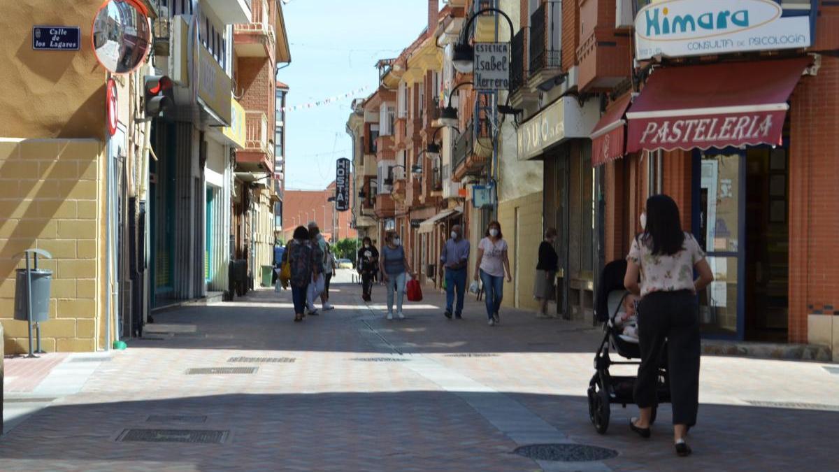 Gente con mascarilla pasea por Benavente.