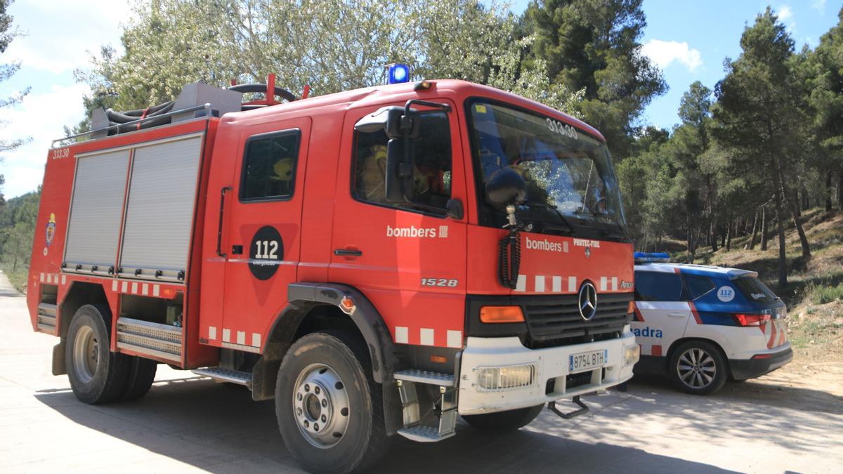 Los Bombers trabajan con 33 dotaciones en un incendio forestal en Gandesa