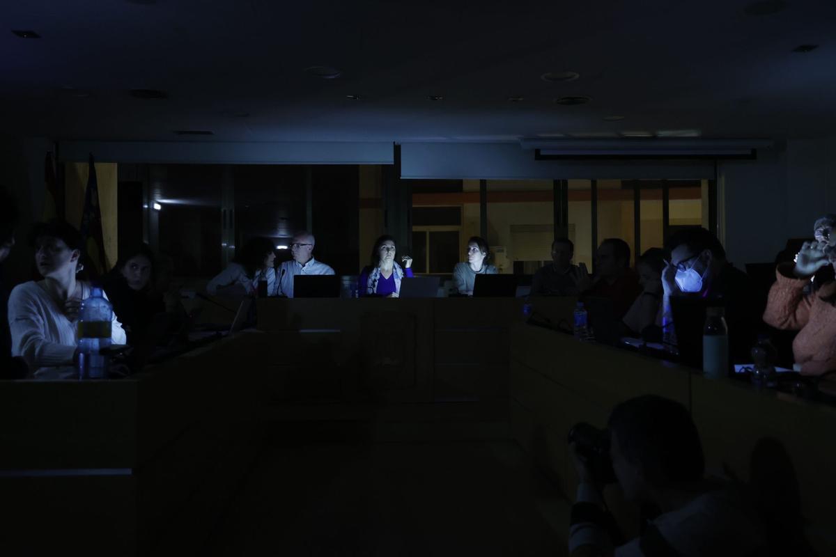 El salón de plenos de Paiporta completamente a oscuras tras saltar los plomos.