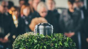 Una urna de metal con las cenizas de una persona muerta en un funeral
