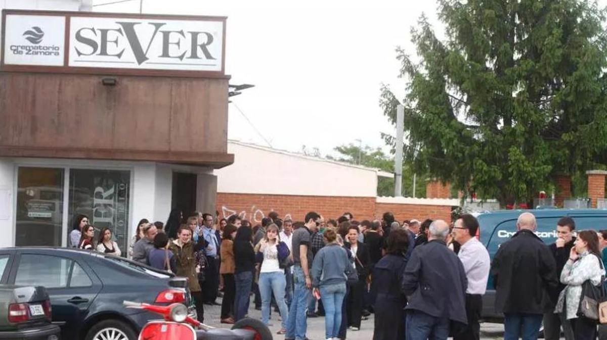 Decenas de zamoranos a las puertas del tanatorio para despedir a Violeta Guarido Rivera
