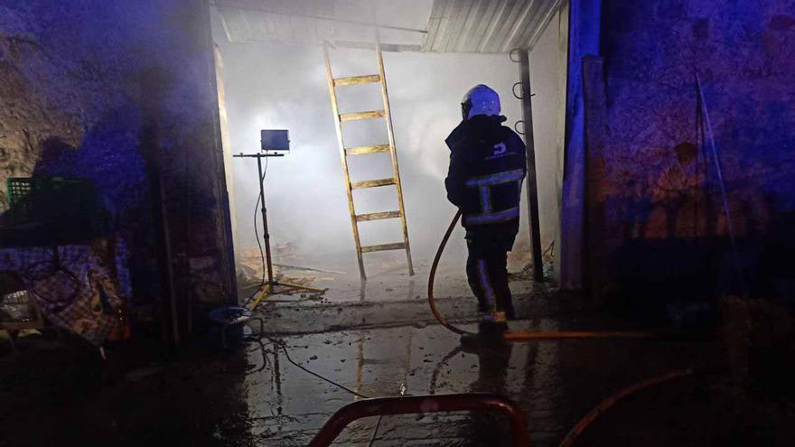 Dos personas ingresadas por inhalación de humo tras un incendio declarado en su casa de Soto de Agues, en Sobrescobio