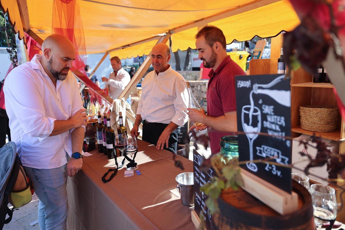 Toni Costa y su padre, en el puesto de Can Maymó.