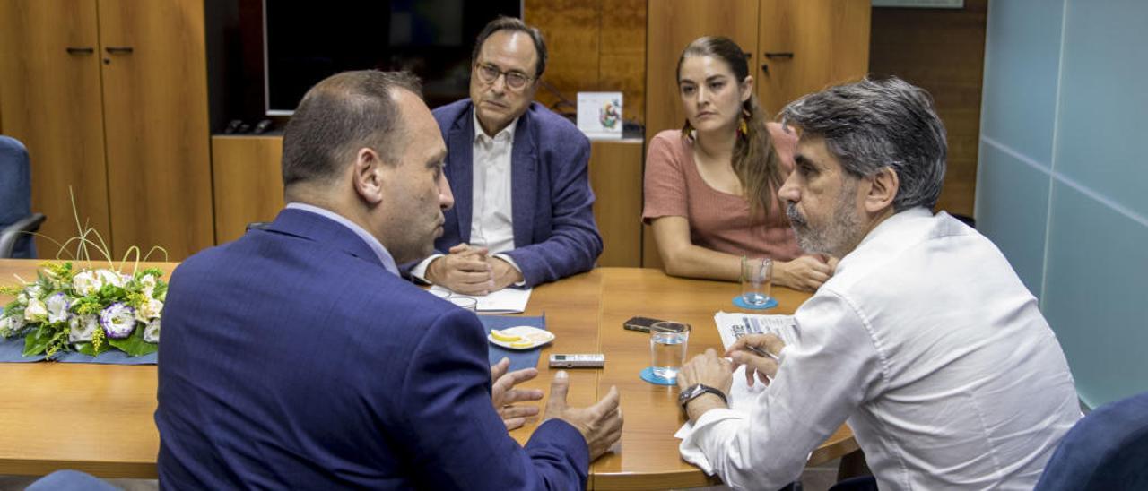 Rubén Martínez Dalmau, Vicent Soler y Mireia Mollà, durante el encuentro en Levante-EMV.