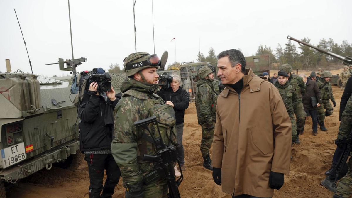 Pedro Sánchez parla amb un soldat a la base de l’OTAN a Adazi. | EFE