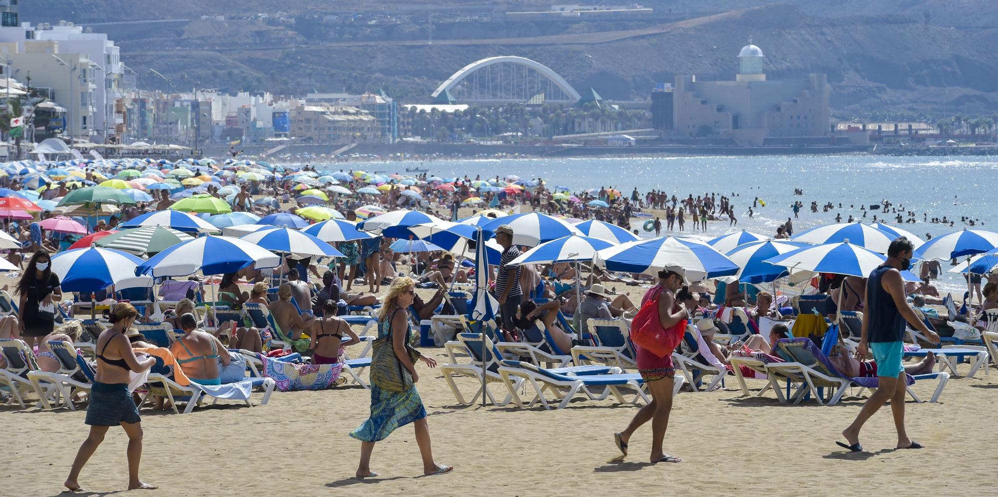 Lleno en la playa de Las Canteras en el último domingo de agosto