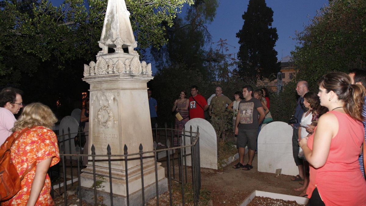 Visita nocturna al Cementerio Inglés en 2012