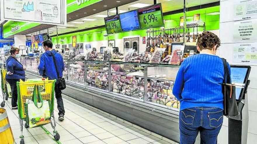 Algunos clientes de Hiperdino comprando en una tienda de sus tiendas. | |