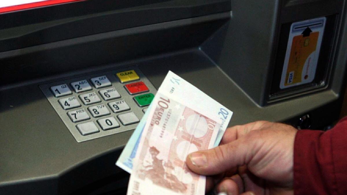 La Policía Nacional advierte de que no saques dinero si ves esto en el cajero 11 Merca2.es 3. Controla regularmente tus extractos bancarios