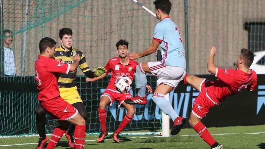 Un jugador del Celta remata a puerta en un partido. // Marta G. Brea