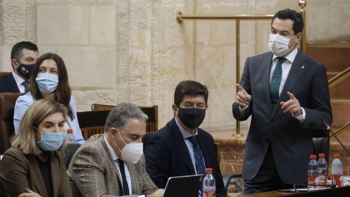 Juanma Moreno, con Juan Marín y otros consejeros, en la sesión del Parlamento andaluz.