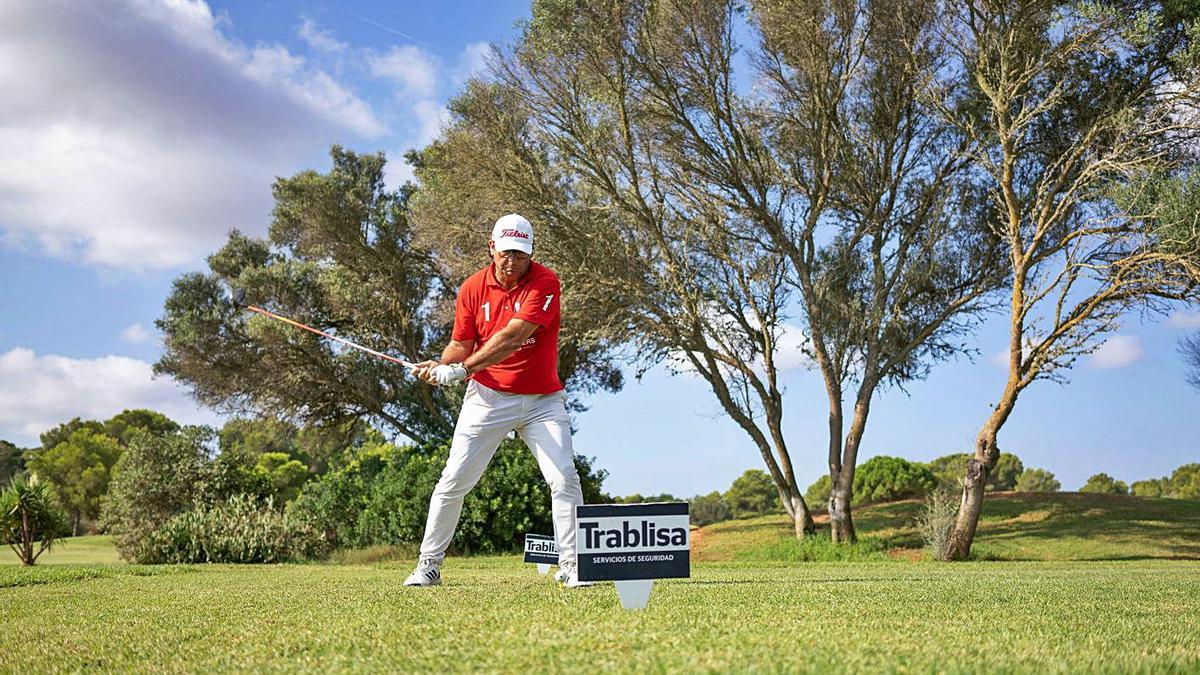 Un participante golpea la bola en el Club de Golf Son Antem.