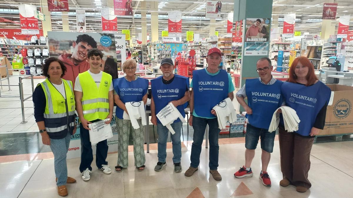 Voluntarios del Banco de Alimentos en un supermercado de Cuenca del Nalón.