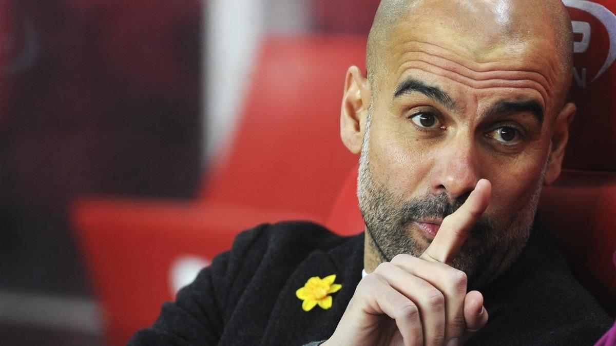 Guardiola, durante el partido ante el Stoke con un narciso amarillo.