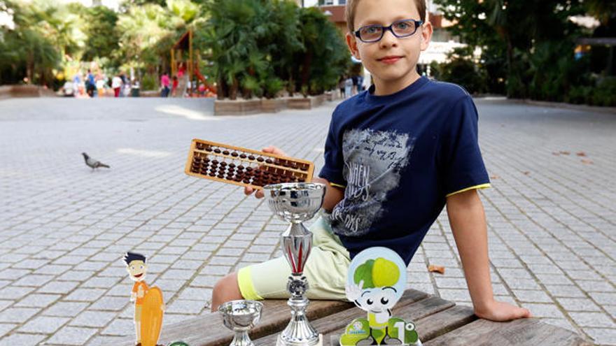 Breogán Domínguez posa con sus trofeos.// R. Grobas