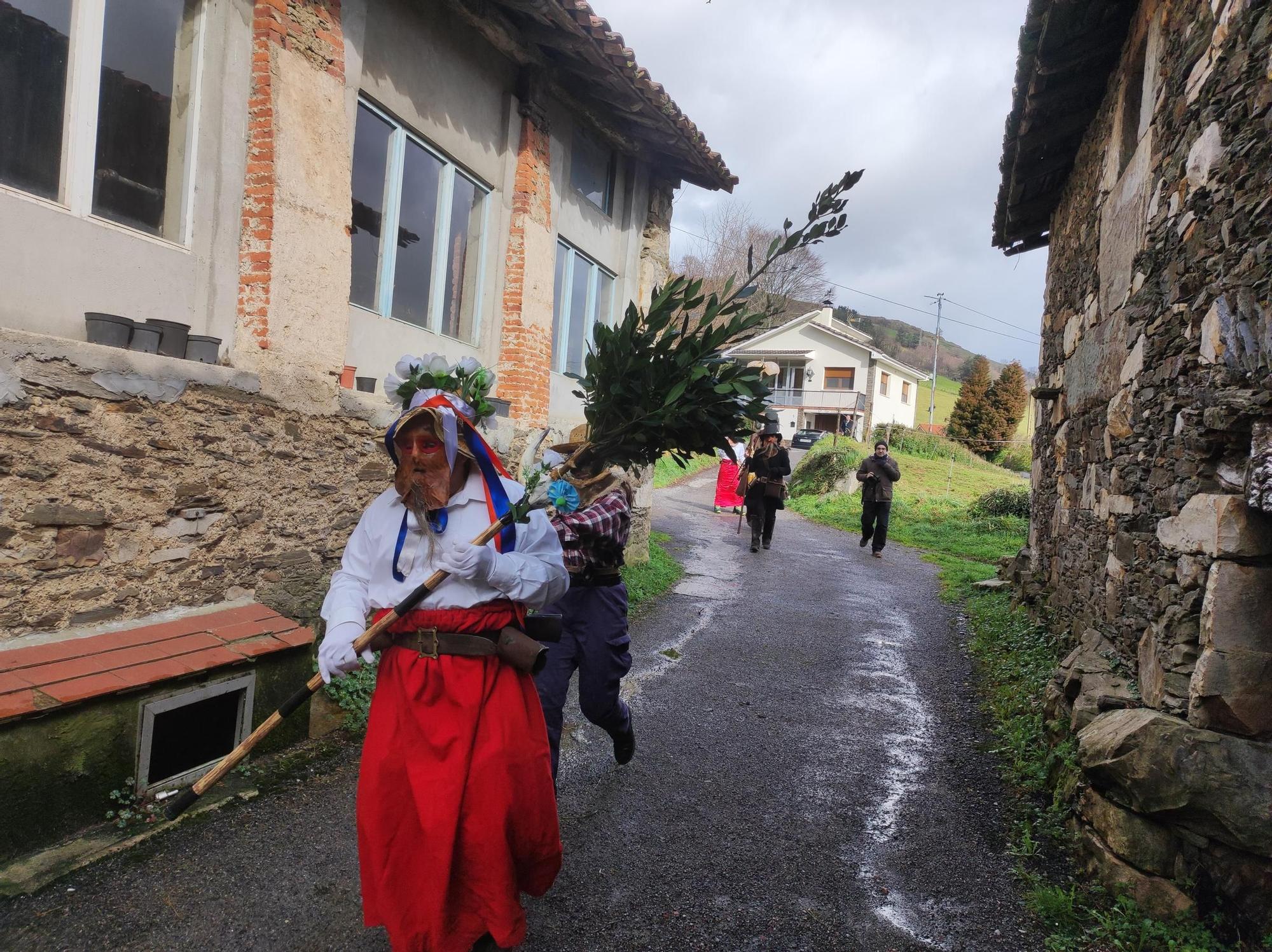 En imágenes: Así fue el paso de los guilandeiros de Tineo por El Pedregal