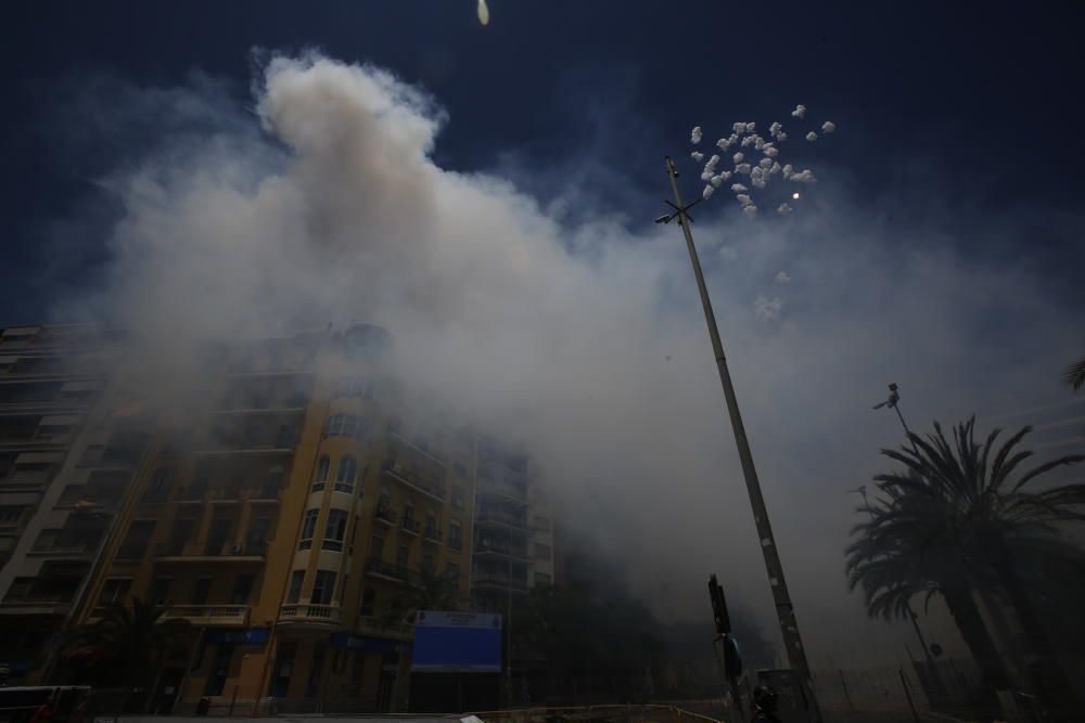 La mascletà de la pirotecnia valenciana Fuegos Artificiales del Mediterráneo hace retumbar la emblemática plaza con un disparo compacto con un potente final terrestre y aéreo