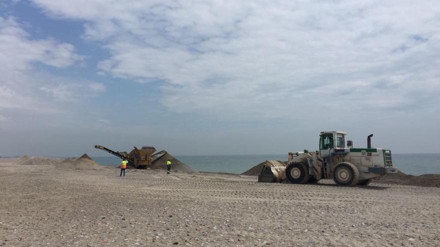 Costas retira grava de la playa de Corinto y se la lleva a Almenara