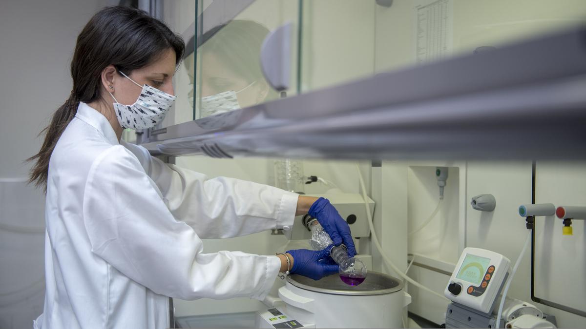 Una investigadora trabaja en el desarrollo de la vacuna contra el covid-19 del Instituto Químico de Sarrià (IQS)