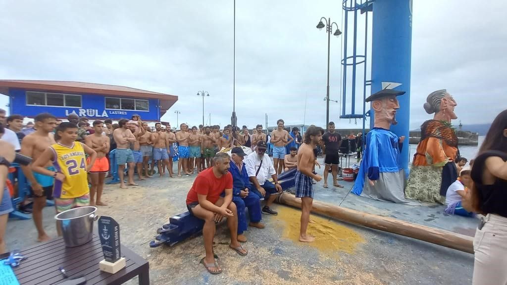 La cucaña de Lastres bate récord de participación y público.