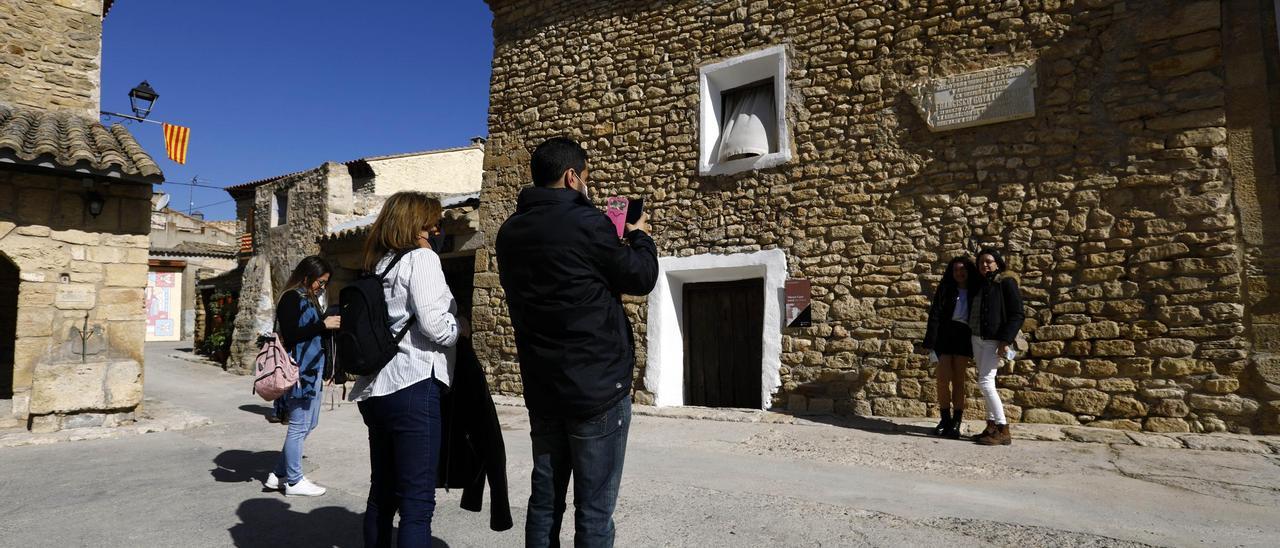 Un grupo de turistas en la casa natal de Goya en Fuendetodos, en marzo de 2021.