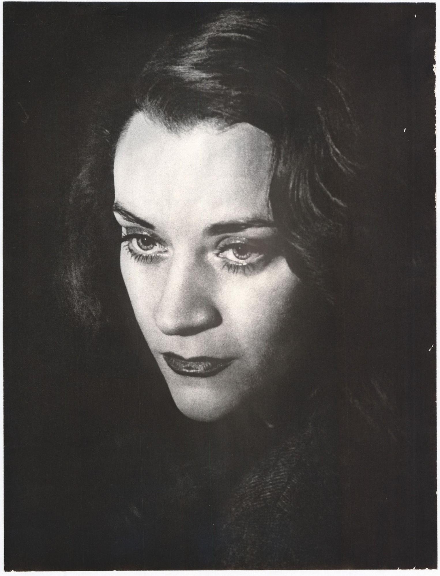 Retrato da actriz galega María Casares, exiliada en Francia. Esta imaxe pertence ao Fondo da Familia Casares Quiroga. Ca. 1945.