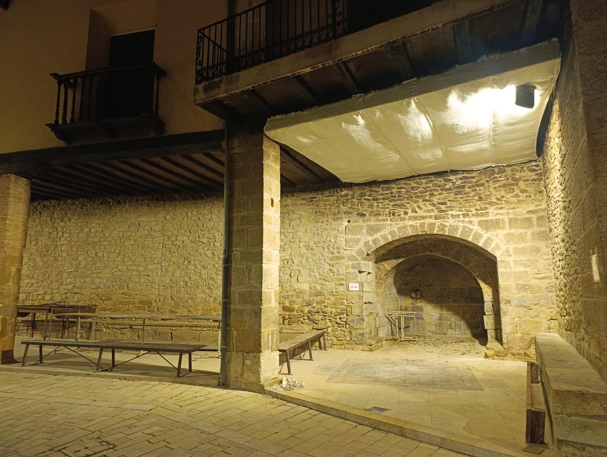 El Ayuntamiento ha instalado una lona ignífuga como medida preventiva.