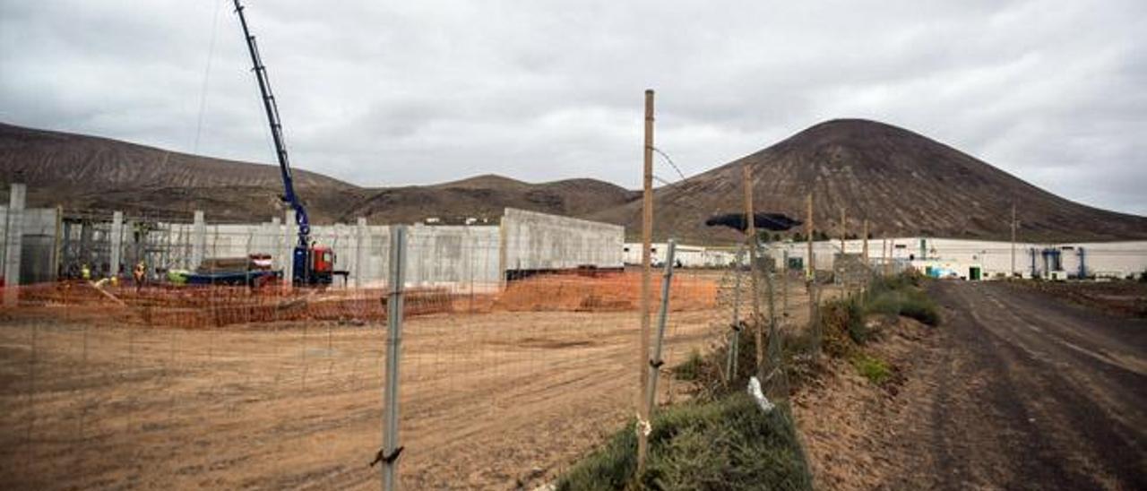 Trabajos, ayer, de la construcción del gran depósito para almacenar agua potable en Zonzamas.