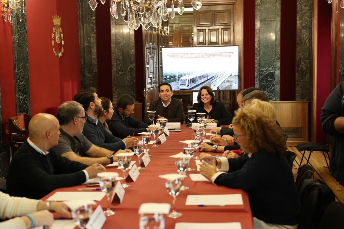 Reunión de los municipios del Aljarafe para elaborar una propuesta para el trazado de la línea 2 del Metro de Sevilla.